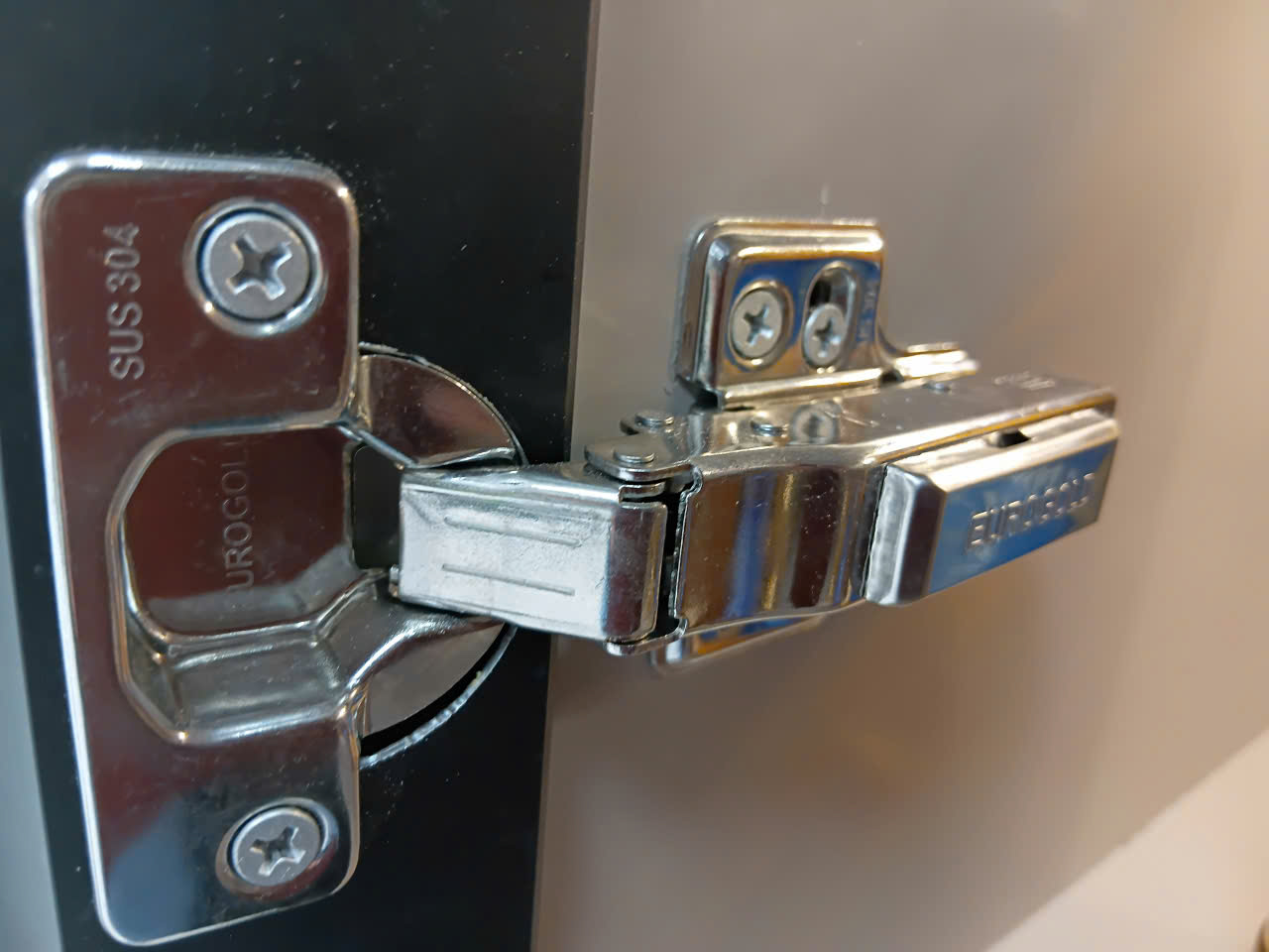 Bản lề giảm chấn